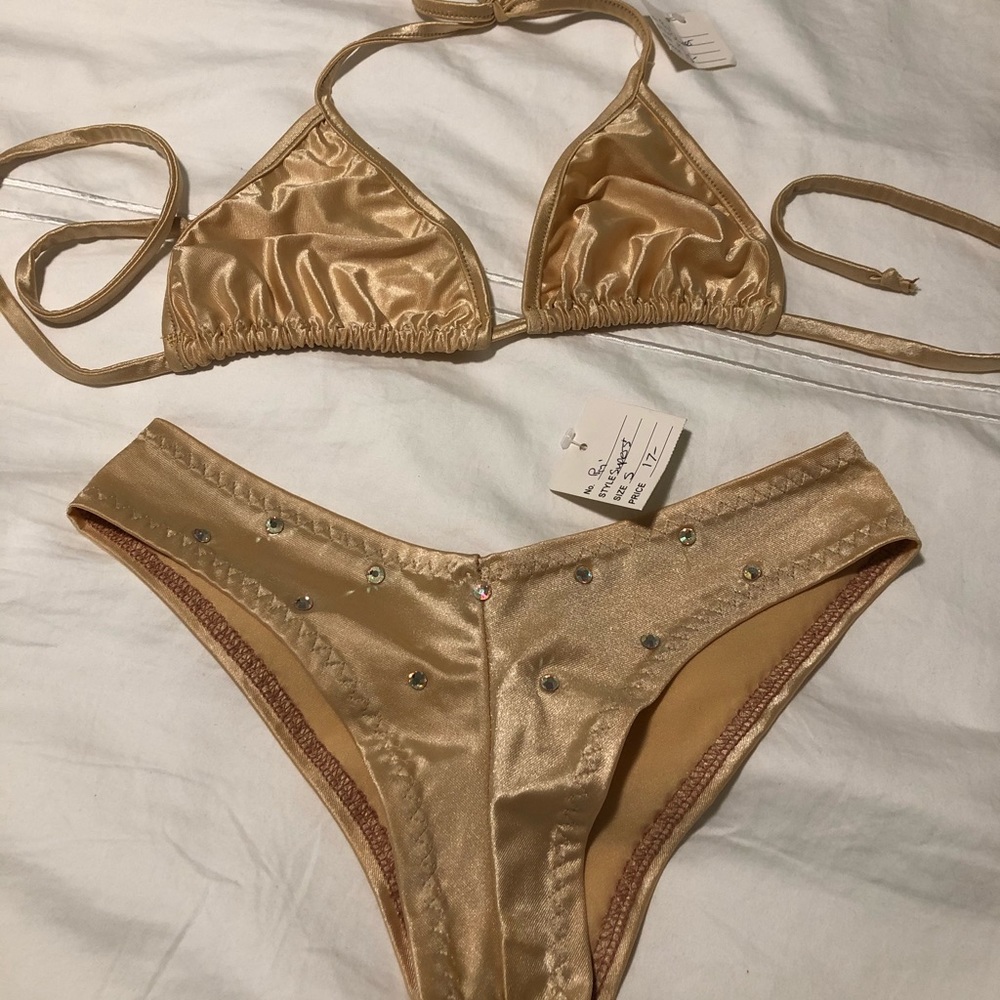🤎 Aphrodite’s closet holds bikini NWT 🤎
